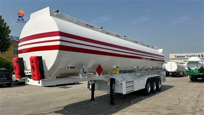 Semirimorchio cisterna per il trasporto di liquidi pericolosi a tre assi con sicurezza migliorata